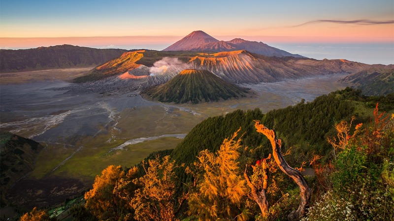Pemandangan matahari terbit atau golden sunrise di kawasan Gunung Bromo Jawa Timur dengan latar belakang Gunung Batok dan Semeru.