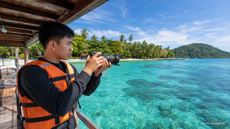 Keseruan aktivitas liburan ke Pahawang menikmati pemandangan laut biru dari atas kapal.